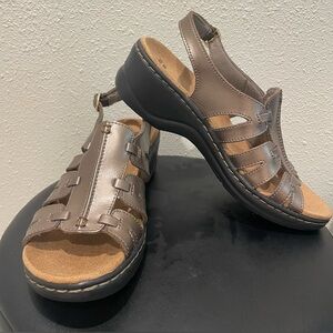 🩴 Clarks Lexi Marigold Sandals for Women gold/ bronze NWOT